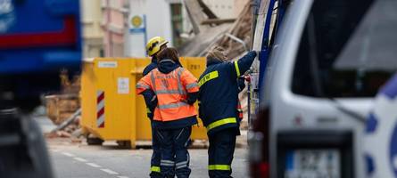 Suche nach drei Vermissten in eingestürztem Haus läuft