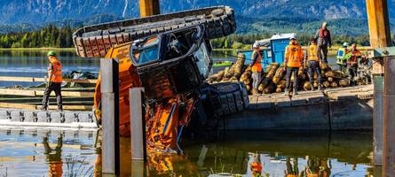 bagger kippt bei bauarbeiten in den hopfensee