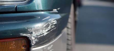Parkendes Fahrzeug am Messezentrum angefahren