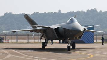 Chinas Roboter bauen fast rund um die Uhr neue J-20-Tarnkappenjäger in „dunklen Fabriken“