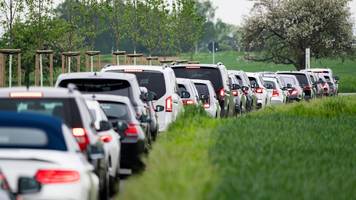 „Albtraum für die Menschen”: Politiker verlangt kostenloses Gebäck für Betroffene wegen Verkehrschaos