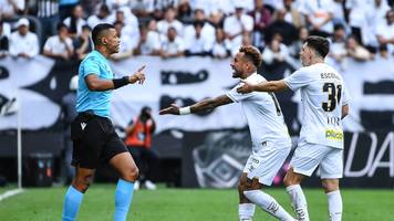 „Unerklärlicher Fehler”: Schiri wechselt Brasilien-Superstar Neymar plötzlich gegen seinen Willen aus