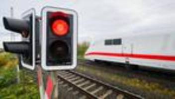 Folgen für viele Bahnreisende: Bahnverkehr nach Lkw-Unfall im Raum Düsseldorf gestört