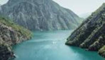 komansee in albanien: mit dem boot