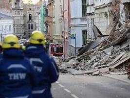 Nach Hauseinsturz in Görlitz: Suche nach Vermissten: Einsatzkräfte heben jedes Brett per Hand