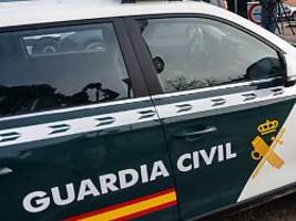 Todesopfer in Fahrzeug gefunden: Mann soll Eltern in Spanien erschossen und Kinder verletzt haben