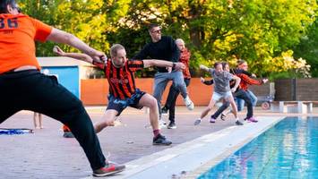 Was viele aus der Kindheit kennen, kann man jetzt im Sommerbad Kreuzberg trainieren