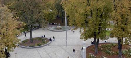 ein video und viele fragen: prozess um wilde prügelei mit teppichmesser am augsburger königsplatz