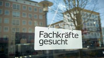 deutschlands wandel von fachkräftemangel zu einstellungsstopp