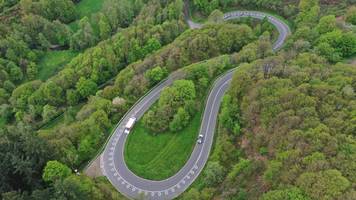 Schon mal gesehen? Das bedeuten die weißen Kreise auf manchen Landstraßen