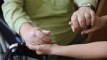 Neue Regeln geplant: Nachbarn helfen: Flyer ersetzt Pflegekurs in Thüringen