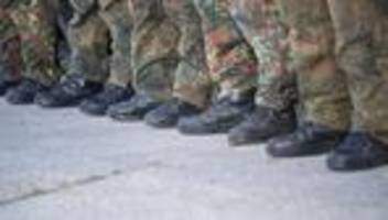 sachverhalt geprüft: bewaffnet auf dem weihnachtsmarkt: keine folgen für soldaten