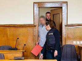 angeklagter behauptet notwehr: gerichtsvollzieher getötet: anklage schildert grausige details
