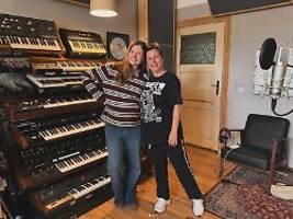Ein Song aus dem Bauch: Jeanette Biedermann mit Babykugel im Studio