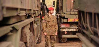 bundeswehr: ein deutscher soldat sichert die ostflanke