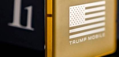 Donald Trump: US-Flagge auf goldenem Trump-Smartphone fehlen zwei Streifen