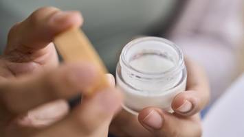Augencremes im Test: Teures Marken-Produkt ist Schlusslicht