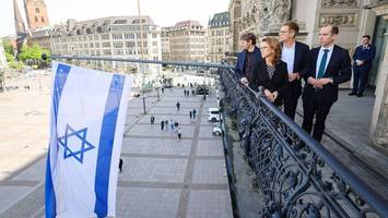 nach verbrennung auf palästina-demo: israelische flagge am rathaus gehisst