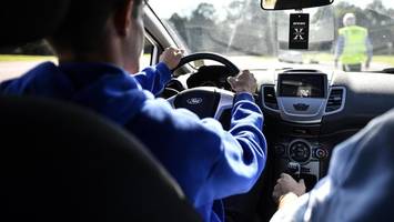 Polizei stoppt 16-Jährigen in geklautem VW Polo – Beifahrer flieht in Wald