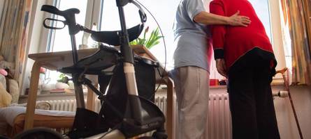 csu will beamte und selbstständige stärker bei pflegekosten heranziehen