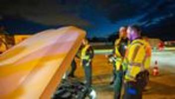 autobahn gesperrt: polizei sichert bei großkontrolle 700.000 euro an vermögen