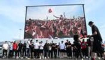 Nach Europa-League-Finale: Trotz Niederlage: Freiburger nach Rückkehr gefeiert