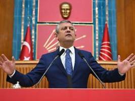 interner machtkampf: gericht setzt spitze der oppositionspartei chp in türkei ab