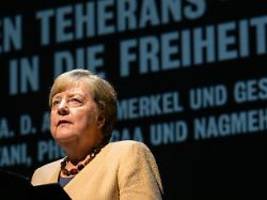 Rolle als Altkanzlerin nutzen: Merkel von Buch geheimer Autorin gefesselt und gerührt