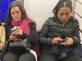Viele würden gern reduzieren: Umfrage zeigt, wie das Smartphone die Deutschen im Griff hat