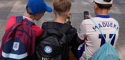 social-media-debatte: elterntraining statt blindem aktionismus empfohlen