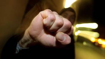 homophober angriff in harburg: fünfköpfige gruppe greift 19-jährigen nachts an