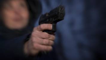 Maskierte Männer mit Schusswaffe überfallen Gaststätte – und flüchten mit Beute