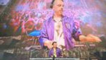 Dresden: Tausende feiern mit DJ Purple Disco Machine im Zwinger