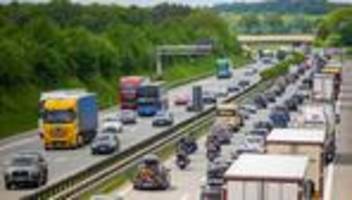 Staus und Sperrungen: Pfingstreiseverkehr und Baustellen – Viel Stau um Hamburg