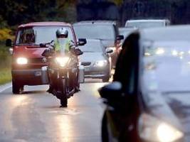 Urteil aus dem Verkehrsrecht: Muss Biker bei Pkw-Überholmanöver im Gegenverkehr mithaften?