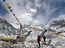 ziemlich überfüllt: im rekordansturm: zwei bergsteiger sterben am mount everest