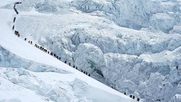 Bergsteiger stehen am Mount Everest Schlange – Neuer Rekord