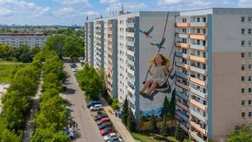 riesiges graffiti an berliner plattenbau-fassade sorgt für aufsehen