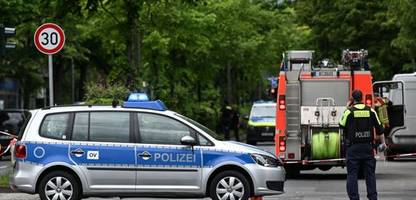 berlin-kreuzberg: unbekannter schießt am helllichten tag auf fahrendes auto