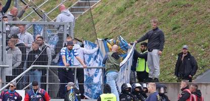 Fußball: Hansa-Rostock-Fan nach Sturz von Tribüne gestorben