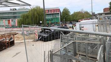 Abbiegeunfall am Harburger ZOB: Auto schleudert auf Großbaustelle