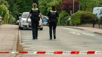 Schussgeräusche in Buchholz, Blutspuren auf der Straße – Mann schwerst verletzt