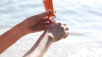 sonnenspray oder sonnencreme? hautarzt erklärt, was besser schützt