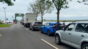 zwei stunden im stau an der elbe – autofahrer  nehmen es gerne in kauf