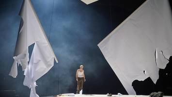 „Fabian oder Der Gang vor die Hunde“ im Schauspielhaus: Die Welt hängt in Fetzen