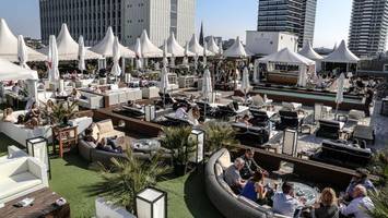 Drinks mit Aussicht: In diesen 10 Rooftop-Bars können Sie Hamburg von oben genießen