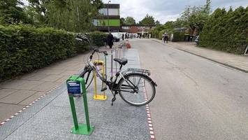 „Ein Auto oder zwölf Fahrräder?“ Mobile Fahrradbügel blockieren Parkplätze