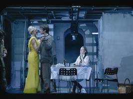 Theater: Wer darf aufs sinkende Schiff?
