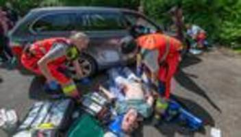 katastrophenschutz: auto in menschenmenge - rettungskräfte üben ernstfall