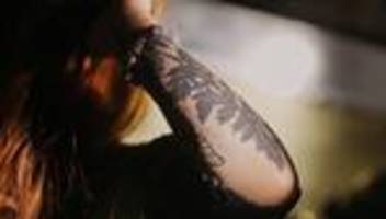 sexuelle Übergriffe durch tätowierer: jeden tag erinnert sie das tattoo an ihren vergewaltiger
